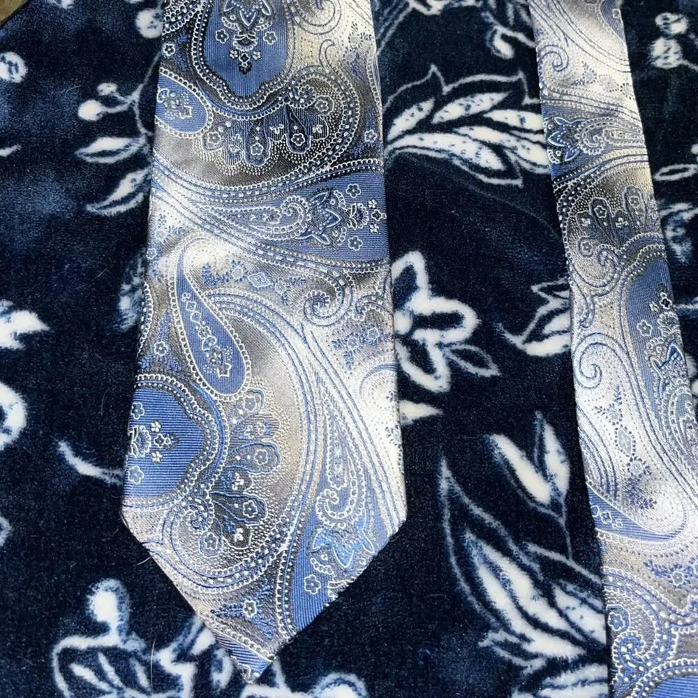 Pronto Uomo 100% Silk Blue Silver Paisley Print Necktie